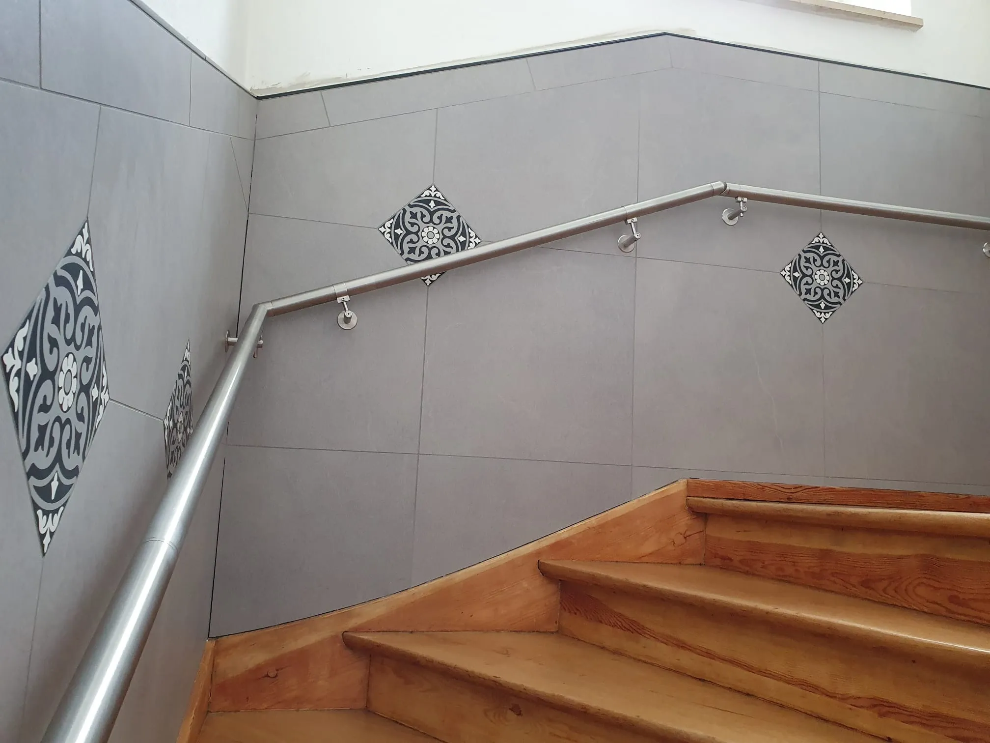 Treppenhaus mit Fliesenfries